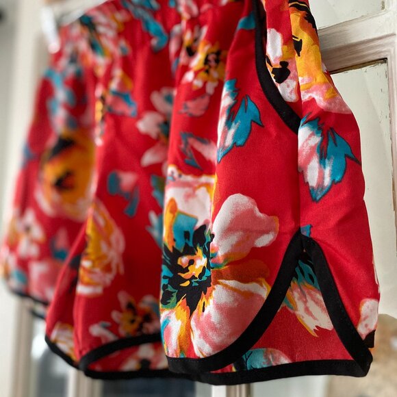 Forever 21 Dolphin Hem Contrast Stitch Floral Shorts - Picture 4 of 4